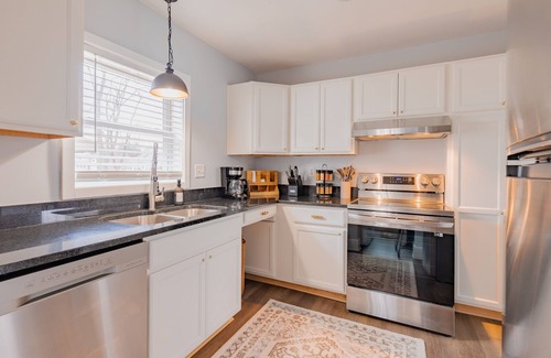 Midland House | Luxury Suite w/Blackout Blinds. Walk to Downtown. Pet Friendly; Full Fenced Yard