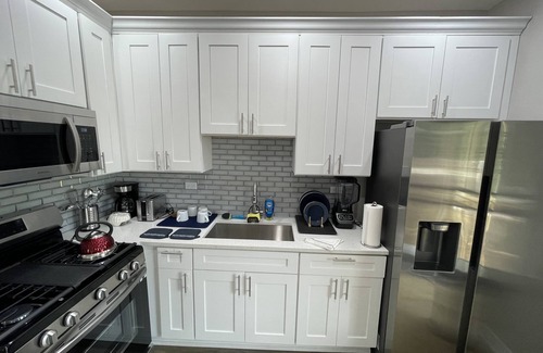 Greater Grand Crossing Apartment | Luxury suite with 3 Bedrooms n10 min to downtown n5 min to university of Chicago