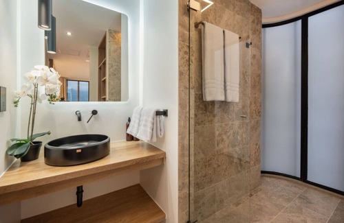 Zona Rosa Hotel | Luxury Suite with AC, Private Hot Tub & City View