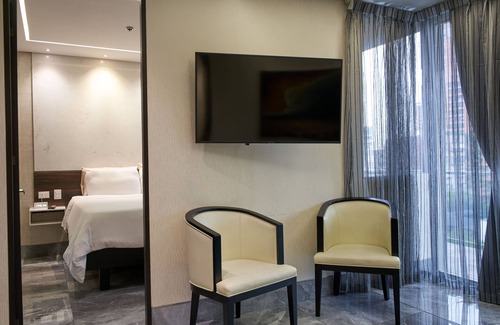 Las Lomas I Hotel | Luxury Suite with jacuzzi and balcony