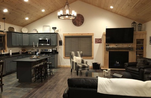 Sunday River Area House | Luxury Sunday River Ski House - 4BR Mountain Retreat - 10 Min to Slopes