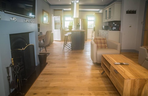 Achachork House | Luxury Super Central Cottage With a Hot Tub/Gym