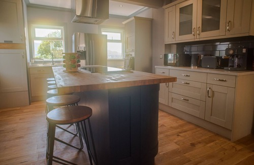 Achachork House | Luxury Super Central Cottage With a Hot Tub/Gym