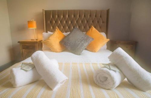 Achachork House | Luxury Super Central Cottage with a Hot Tub/Gym