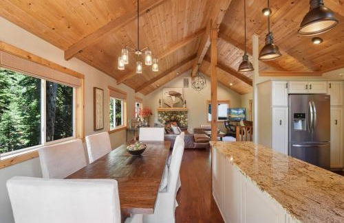 Kingswood Estates House | Luxury Tahoe Chalet Minutes to Dining