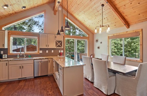 Kingswood Estates House | Luxury Tahoe Chalet | Minutes to Dining