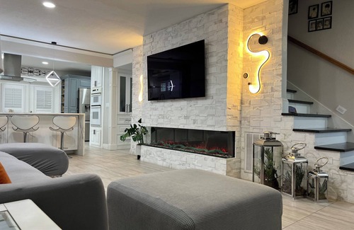 Country Place House | Luxury Tampa Home w/Private Pool-Pet friendly- Near Everything. EV charger