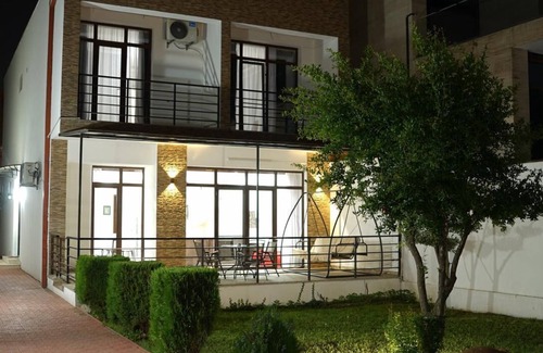 Vake-Saburtalo Villa | Luxury Tbilisi Villa Surrounded by Villas – Pool, BBQ, Terrace, Garden