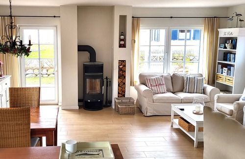 Juliusruh House | Luxury Thatched Cottage in a fantastic location on Breeger Bodden, the beach, fireplace, infrared cabin
