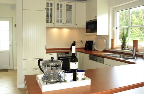 Juliusruh House | Luxury Thatched Cottage in a fantastic location on Breeger Bodden, the beach, fireplace, infrared cabin