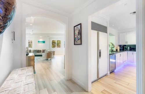 Seven Mile Beach Condo | Luxury Three Bedroom Oasis