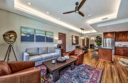 Lakeside Park Apartment | Luxury Three Bedroom Residence steps from Heavenly Village condo