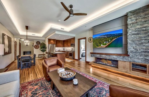 Lakeside Park Apartment | Luxury Three Bedroom Residence steps from Heavenly Village condo