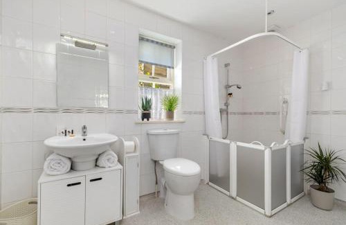 Cardigan House | Luxury three bedroom coastal cottage