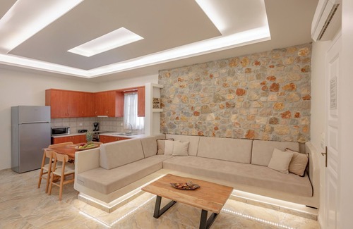 Perissa Apartment | Luxury Three Bedroom apartment with hot tub "L&E"