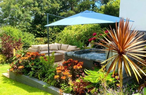 Torquay Cottage | Luxury three bedroom Town House for up to 5 people with private hot tub.
