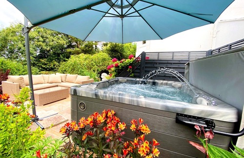 Torquay Cottage | Luxury three bedroom Town House for up to 5 people with private hot tub.