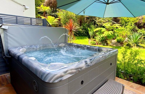Torquay Cottage | Luxury three bedroom Town House for up to 5 people with private hot tub.