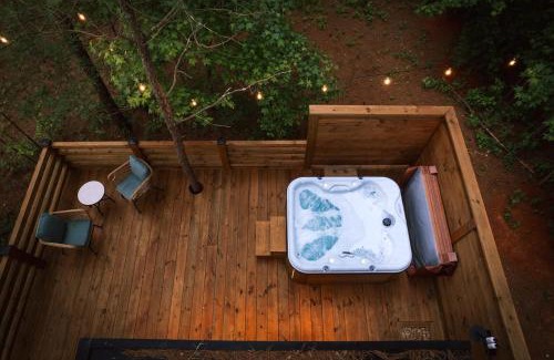Guntersville House | Luxury tiny cottage with deck hammock and hot tub!