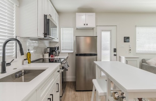 College Park Apartment | Luxury Tiny Home -2 MI to DT Orlando & Winter Park