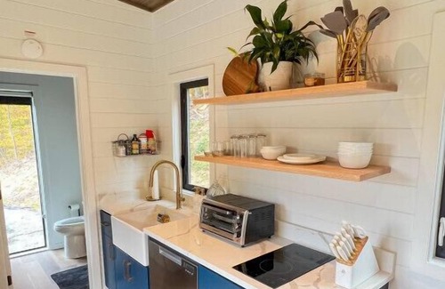 Hood House | Luxury Tiny Home on Large Farm with Mountain & River Views - Hilltop Cottage
