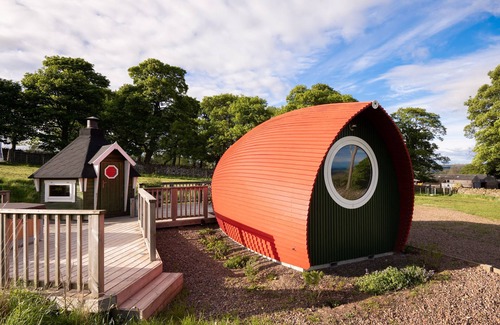 Lauder Cabin | Luxury Tiny Home sleeps 2 with Hot Tub and private BBQ hut