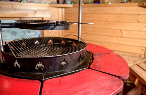 Lauder Cabin | Luxury Tiny Home sleeps 2 with Hot Tub and private BBQ hut