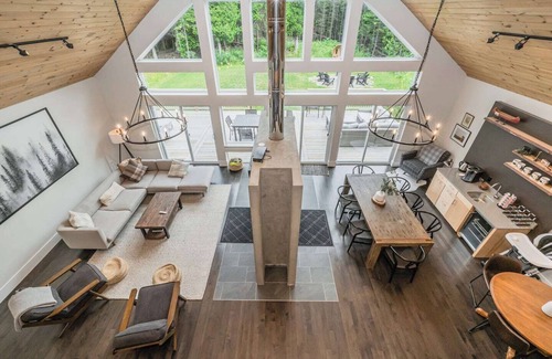 Tobermory Cabin | Luxury Tobermory Retreat: Modern Home + Hot Tub