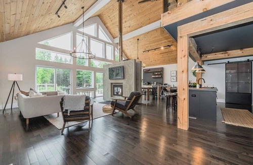 Tobermory Cabin | Luxury Tobermory Retreat: Modern Home + Hot Tub
