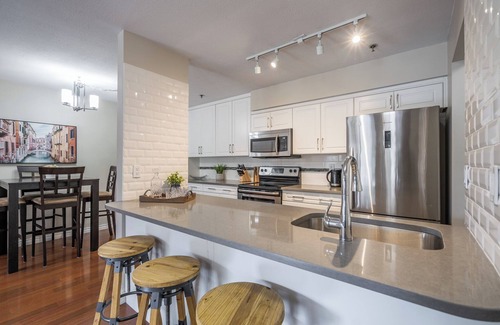 Abbotsford Apartment | Luxury Top Floor 2 Bedroom Condo