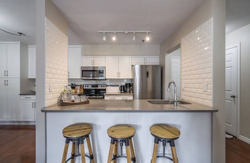 Abbotsford Apartment | Luxury Top Floor 2 Bedroom Condo