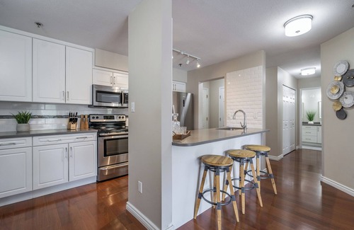 Abbotsford Apartment | Luxury Top Floor 2 Bedroom Condo