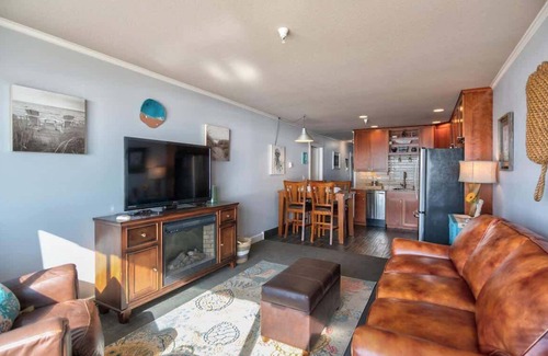 Logsden Condo | Luxury Top Floor Beachfront Super Condo -Sleeps 8!