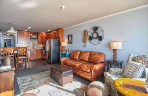 Logsden Condo | Luxury Top Floor Beachfront Super Condo -Sleeps 8!