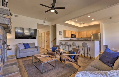 Silverthorne House | Luxury Town Home+Hot Tub! Mountain View, River/Lake front, close to Ski Resorts