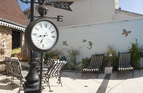 South Central Houston House | LUXURY Town Home near Museums, Downtown & Med Center, Pool & more, STUNNING!