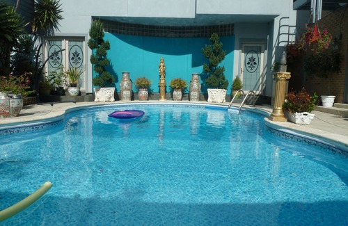 South Central Houston House | LUXURY Town Home near Museums, Downtown & Med Center, Pool & more, STUNNING!