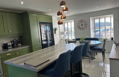 Ards and North Down House | Luxury Town House with Sea View and Hot Tub