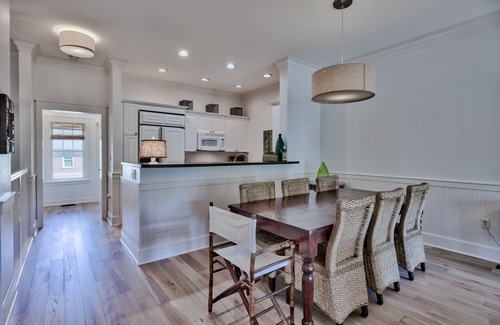 Watercolor House | Luxury Townhome on Cerulean Park - Newly Renovated - 2 adult bikes included