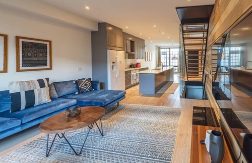 Olde Kensington House | Luxury Townhome 09 | Parking | Hosted By StayRafa