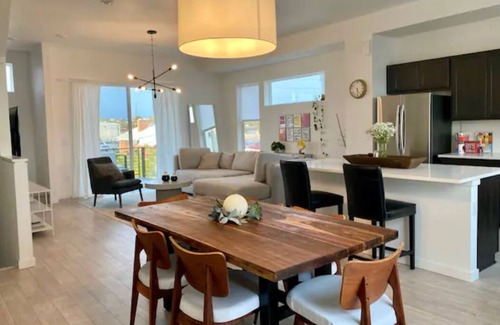 Twin Lakes House | Luxury Townhome - 10 Min to Downtown!