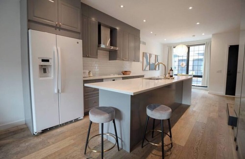 Olde Kensington House | Luxury Townhome 13 | Free Park | Hosted StayRafa