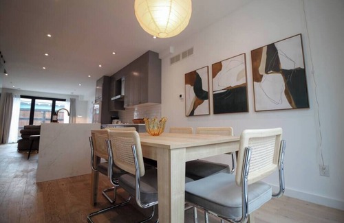 Olde Kensington House | Luxury Townhome 13 | Free Park | Hosted StayRafa
