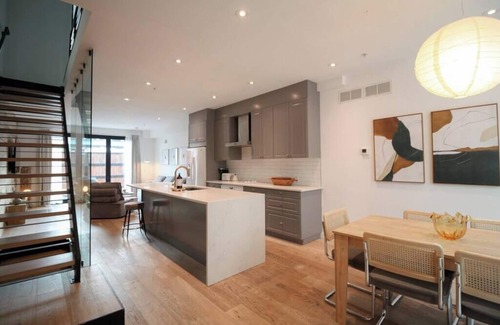 Olde Kensington House | Luxury Townhome 13 | Free Park | Hosted StayRafa