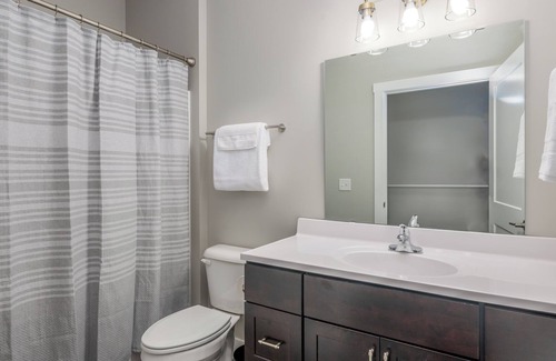 Moline House | Luxury Townhome - 3BR, 2BA - Downtown Moline