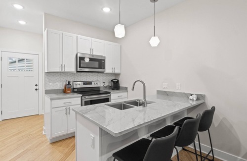 Rochester House | Luxury Townhome | 5 Mins-Roc Airport | WiFi