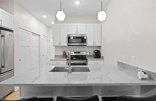 Rochester House | Luxury Townhome | 5 Mins-Roc Airport | WiFi