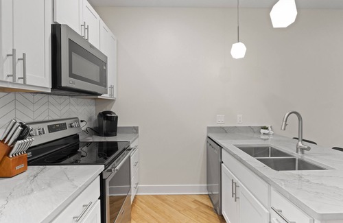 Rochester House | Luxury Townhome | 5 Mins-Roc Airport | WiFi