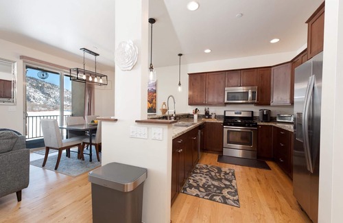 Durango House | Luxury townhome - Great Views - 4 Miles from Downtown - Central AC (30+ Stay)