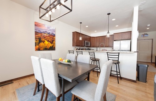 Durango House | Luxury townhome - Great Views - 4 Miles from Downtown - Central AC (30+ Stay)
